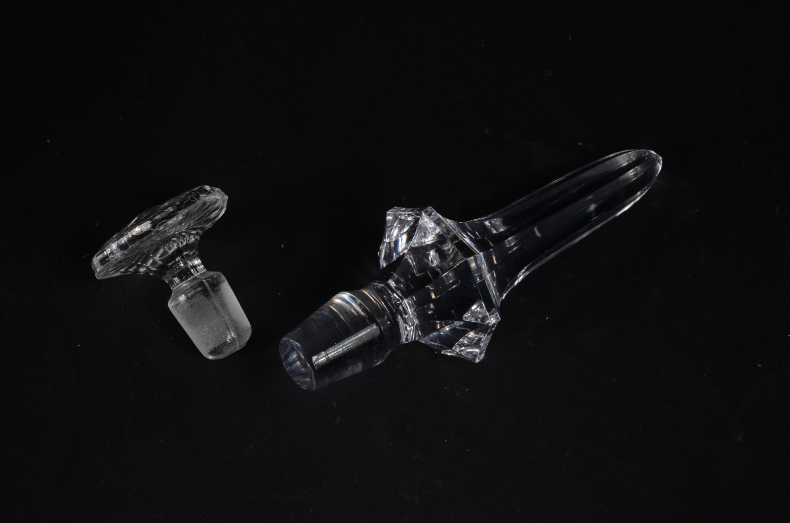 Duas garrafas de cristal europeu facetado em diversos modelos (com... - foto 6 de 7