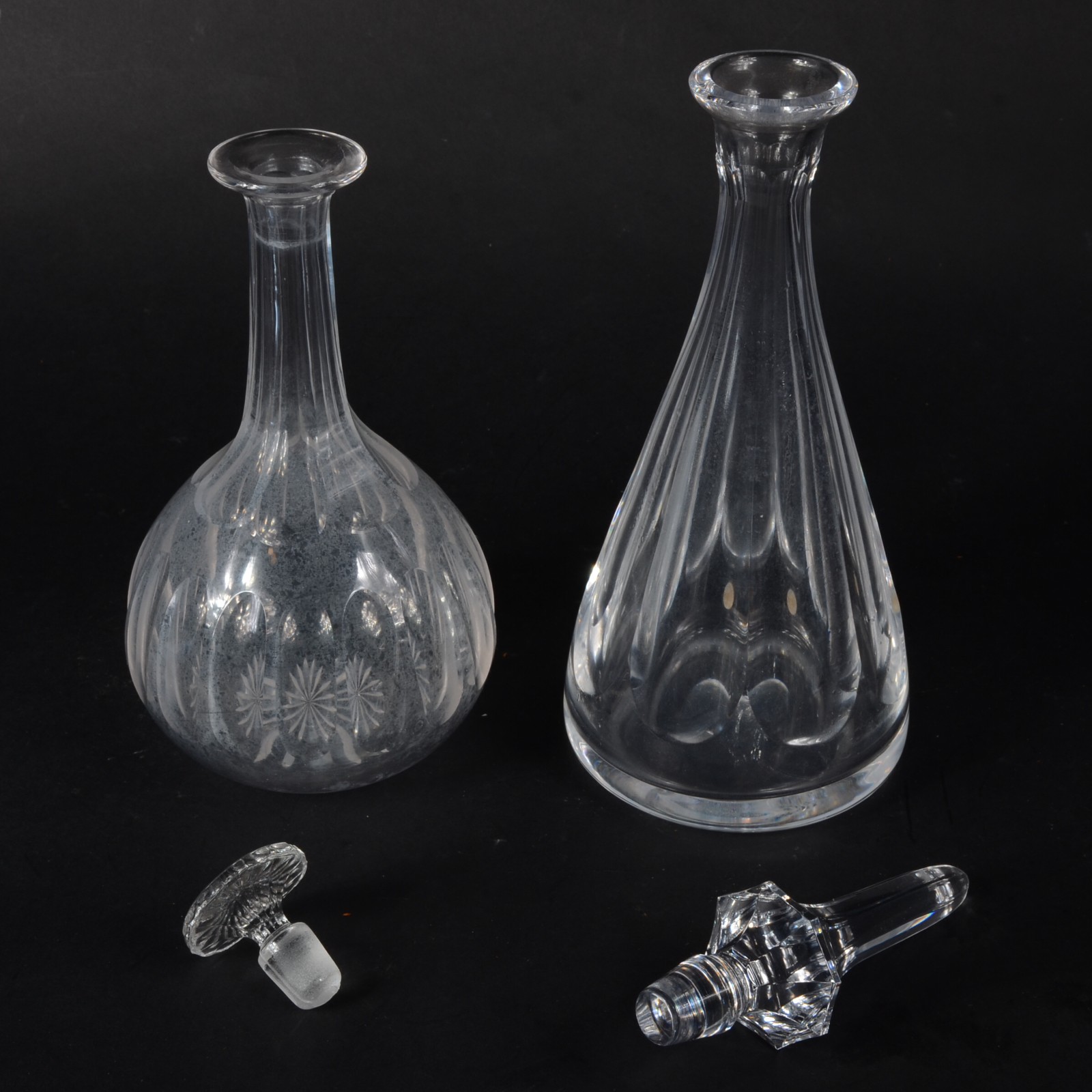 Duas garrafas de cristal europeu facetado em diversos modelos (com... - foto 2 de 7