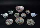 Diversas peças de porcelana oriental, sendo bow... - Diversas peças de porcelana oriental, sendo bowl grande, 7 bowls pequenos com 2 pires e 3 colheres. Total 13 peças.