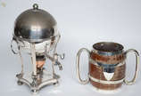 Duas peças , sendo  balde de gelo na forma de b... - Duas peças , sendo  balde de gelo na forma de barril com madeira, interior de metal e detalhes externos de prata contrastada inglesa e samovar c...