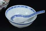 Diversas peças de porcelana oriental, sendo bow... - Diversas peças de porcelana oriental, sendo bowl grande, 7 bowls pequenos com 2 pires e 3 colheres. Total 13 peças.