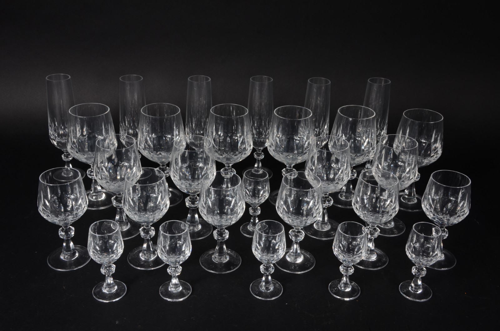 Serviço de cristal facetado, composto de 6 taças para vinho branco, 4... - foto 1 de 4