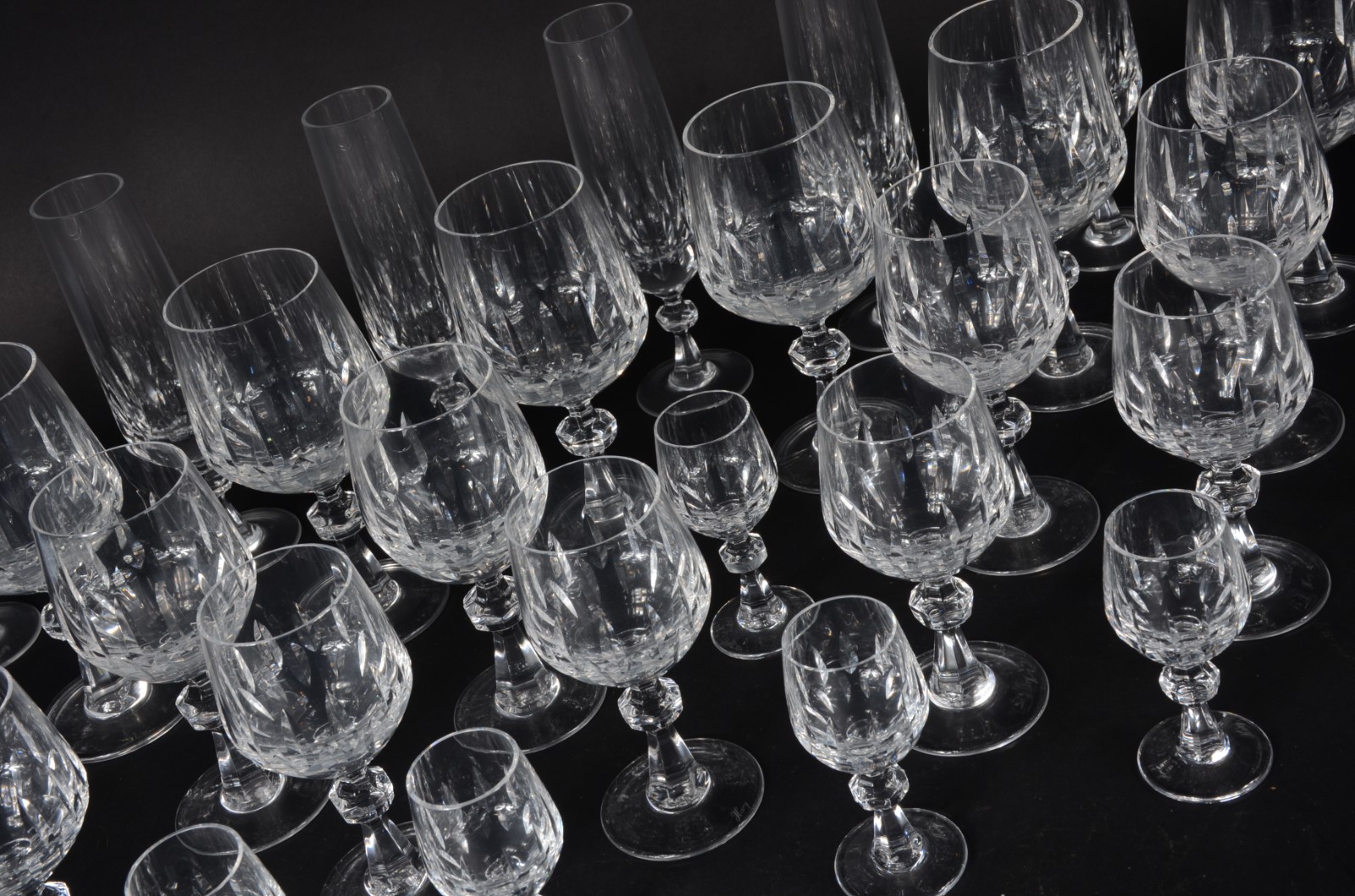 Serviço de cristal facetado, composto de 6 taças para vinho branco, 4... - foto 2 de 4