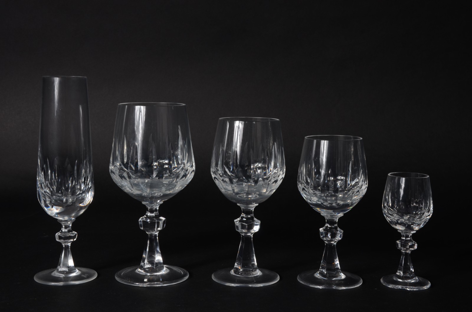 Serviço de cristal facetado, composto de 6 taças para vinho branco, 4... - foto 3 de 4
