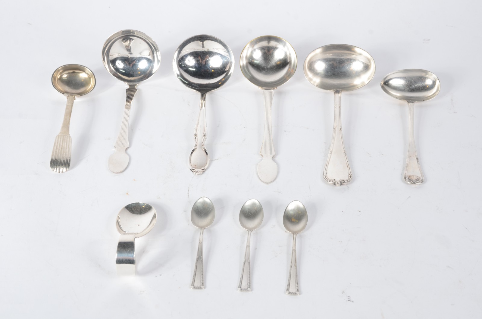 Lote com 10 peças de servir de prata de lei (conchas e colheres)... - foto 1 de 9