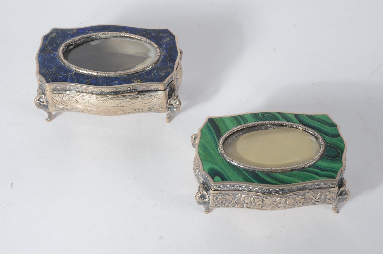 Duas caixinhas de prata de lei, tampas com detalhes esmaltados... - foto 1 de 5