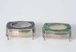 Duas caixinhas de prata de lei, tampas com deta... - Duas caixinhas de prata de lei, tampas com detalhes esmaltados (desgastes). Peso total 210g. (Por motivos de segurança, as peças não se encontra...