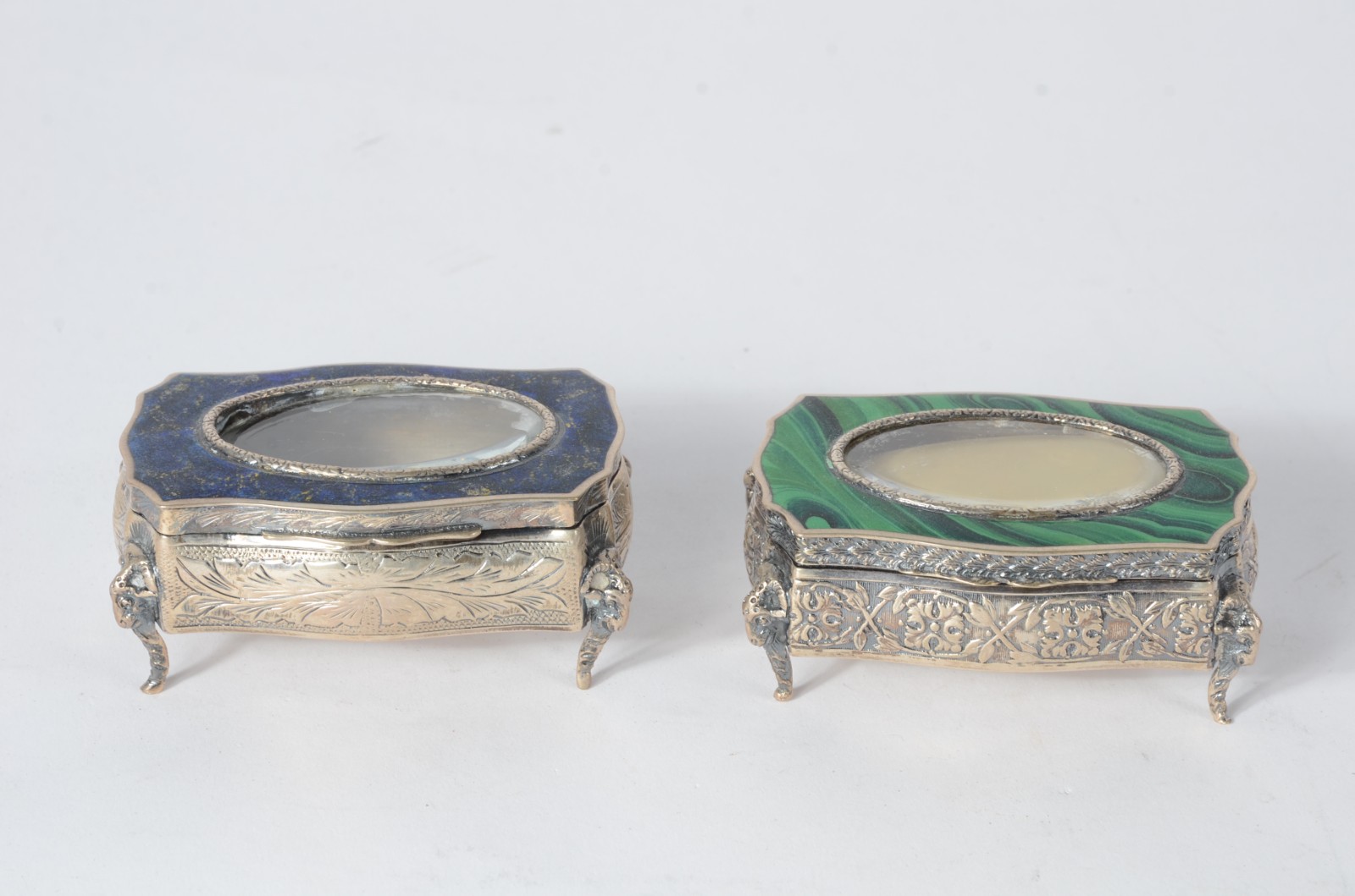 Duas caixinhas de prata de lei, tampas com detalhes esmaltados... - foto 2 de 5