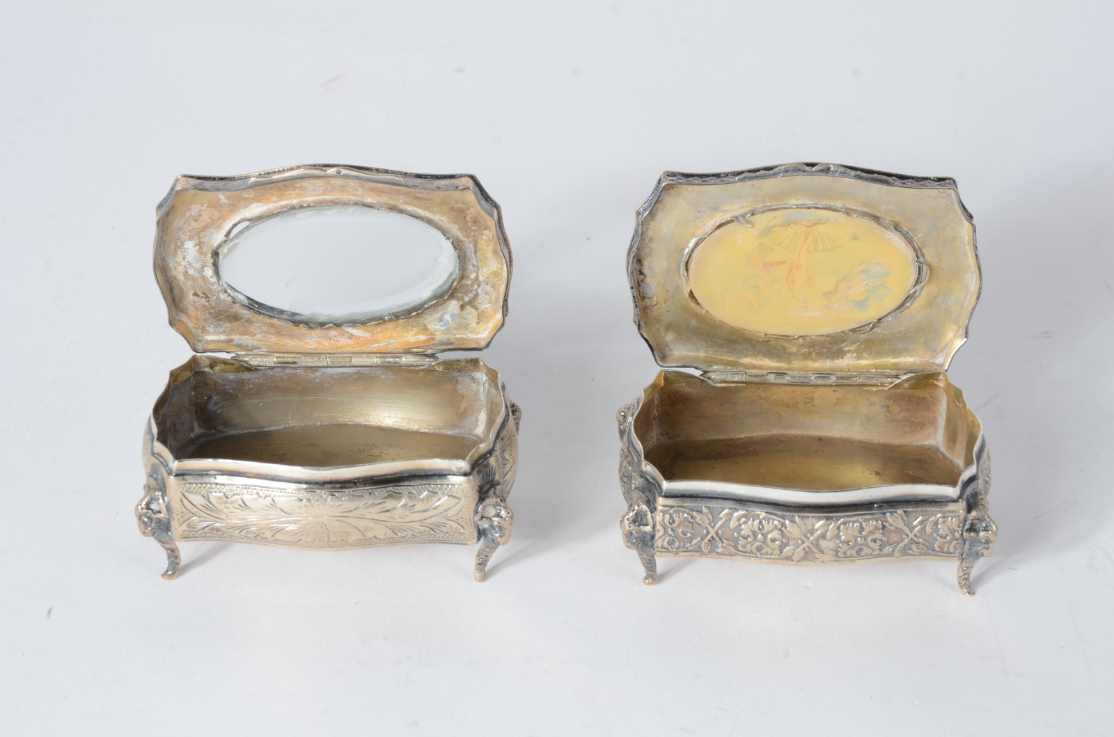 Duas caixinhas de prata de lei, tampas com detalhes esmaltados... - foto 3 de 5