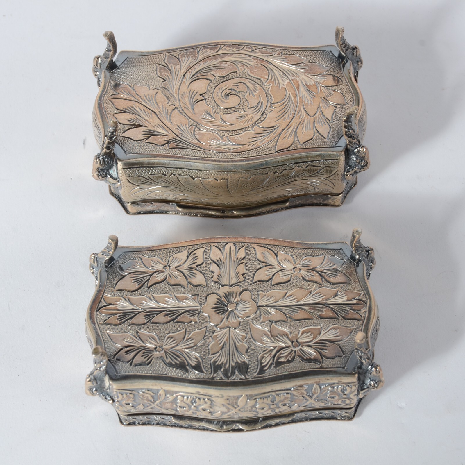 Duas caixinhas de prata de lei, tampas com detalhes esmaltados... - foto 5 de 5