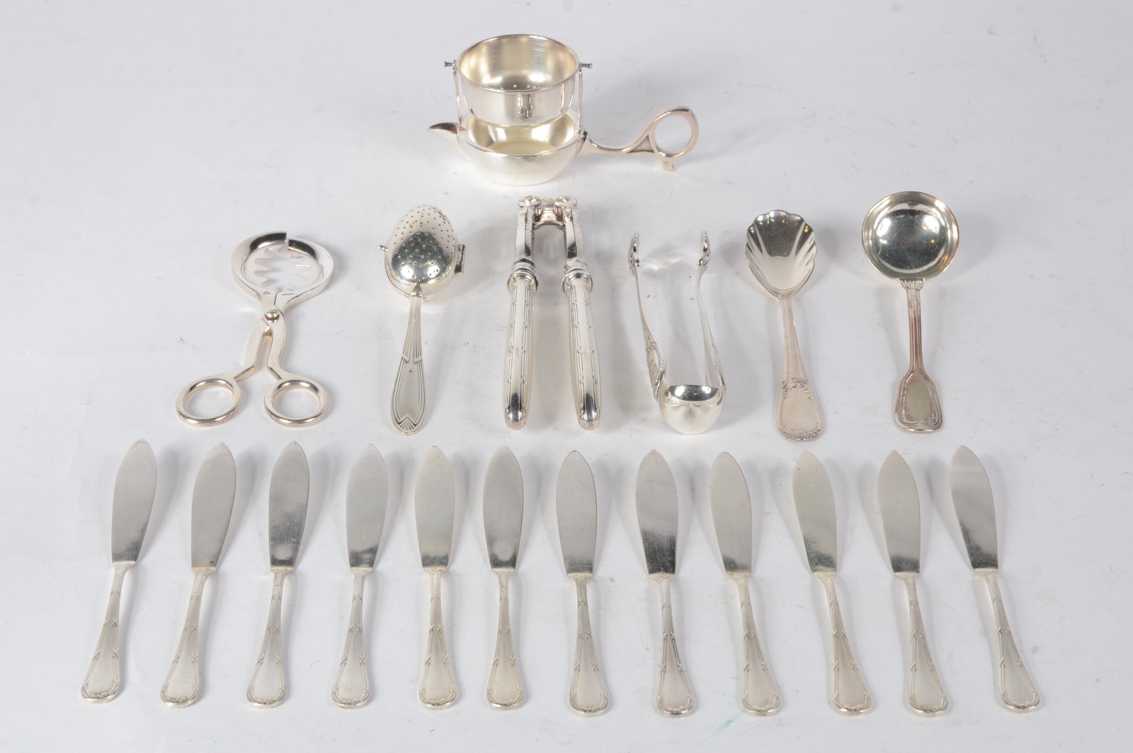Lote com 19 peças diversas de metal prateado - foto 1 de 9