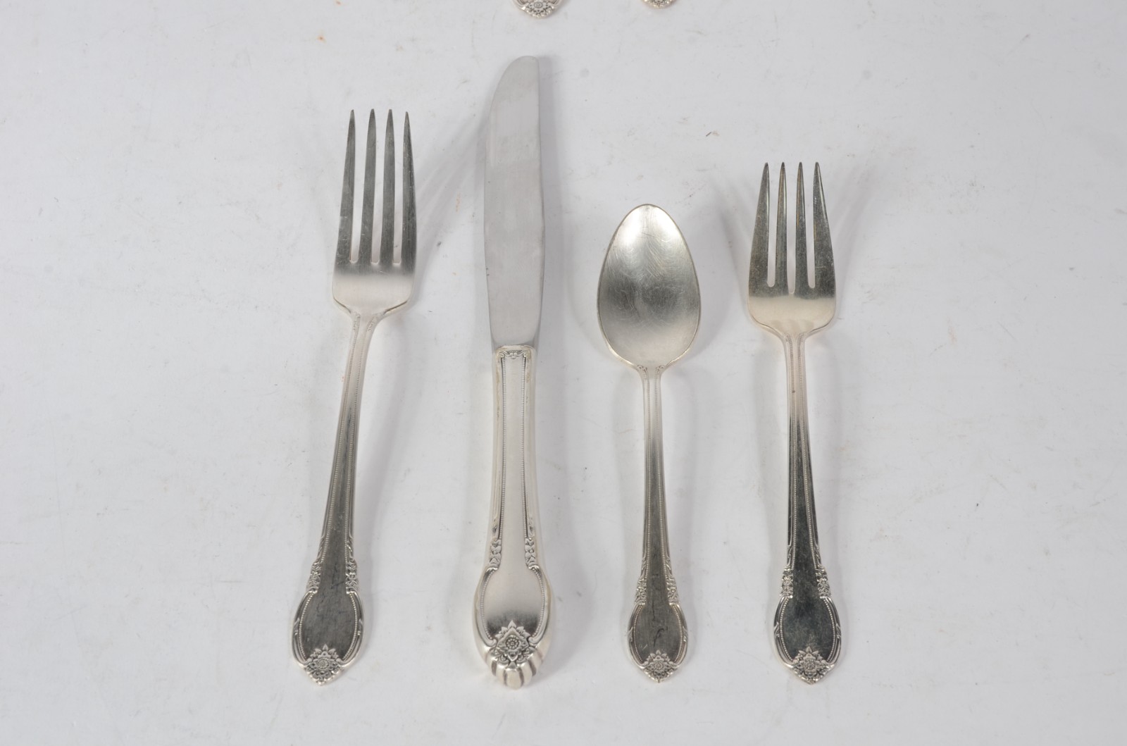 Parte de faqueiro de metal prateado, modelo "Remembrance", composto... - foto 2 de 5