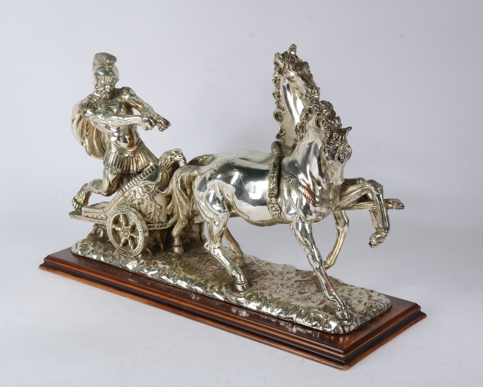 Escultura em resina "Corrida de Biga" com revestimento prateado... - foto 1 de 8