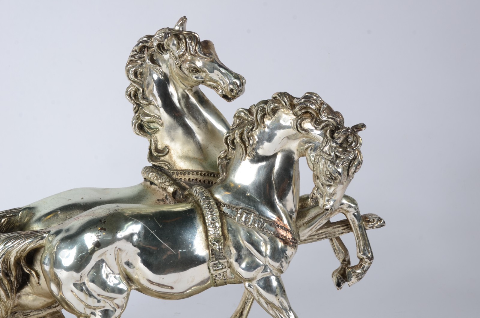 Escultura em resina "Corrida de Biga" com revestimento prateado... - foto 2 de 8