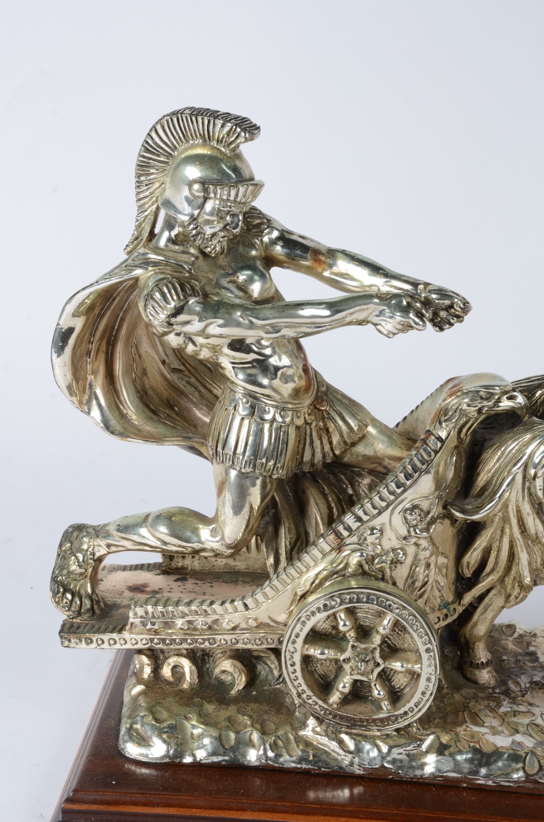 Escultura em resina "Corrida de Biga" com revestimento prateado... - foto 3 de 8