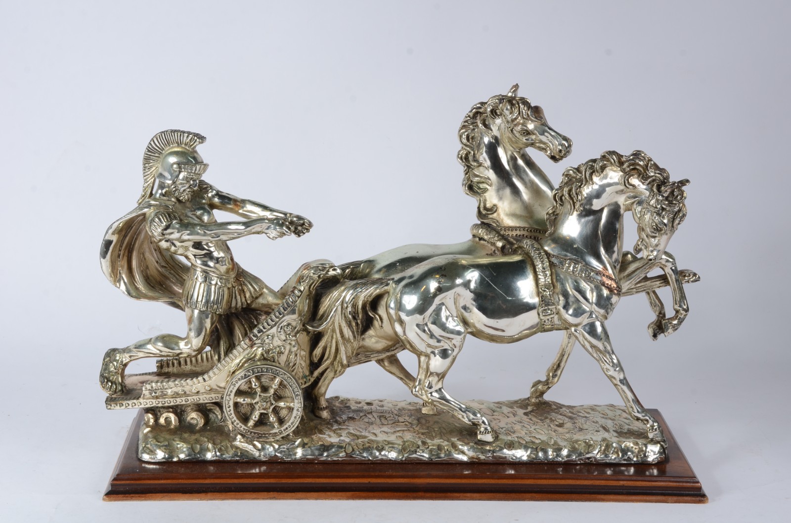 Escultura em resina "Corrida de Biga" com revestimento prateado... - foto 4 de 8