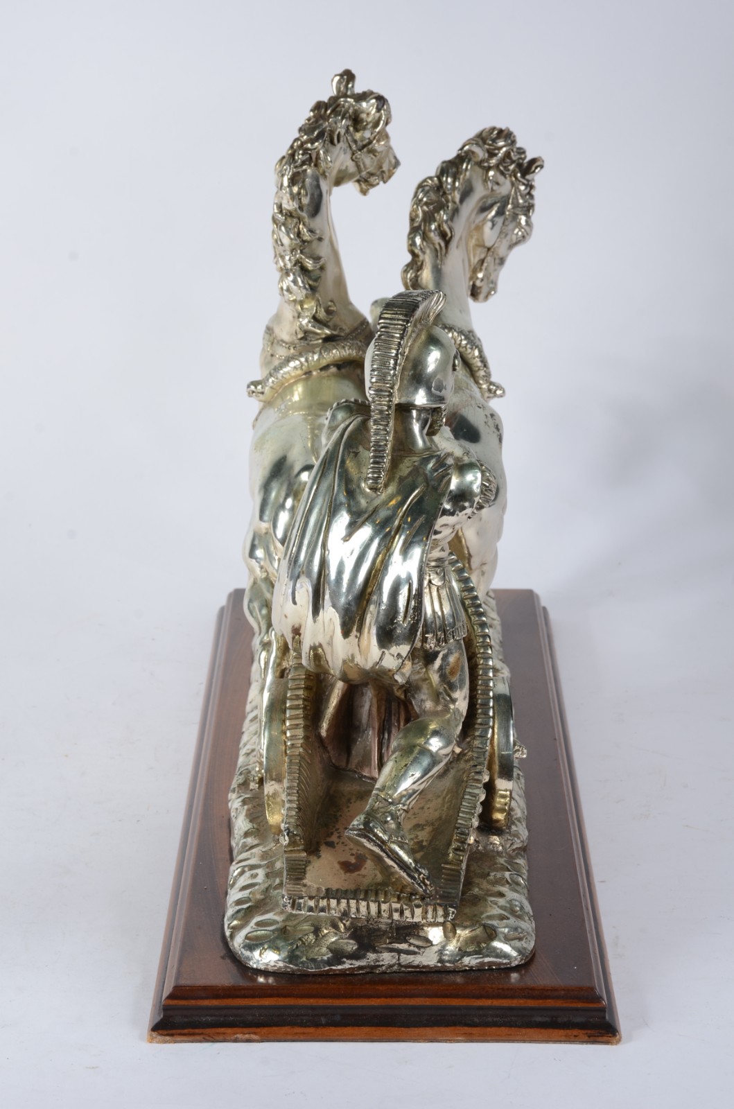 Escultura em resina "Corrida de Biga" com revestimento prateado... - foto 6 de 8