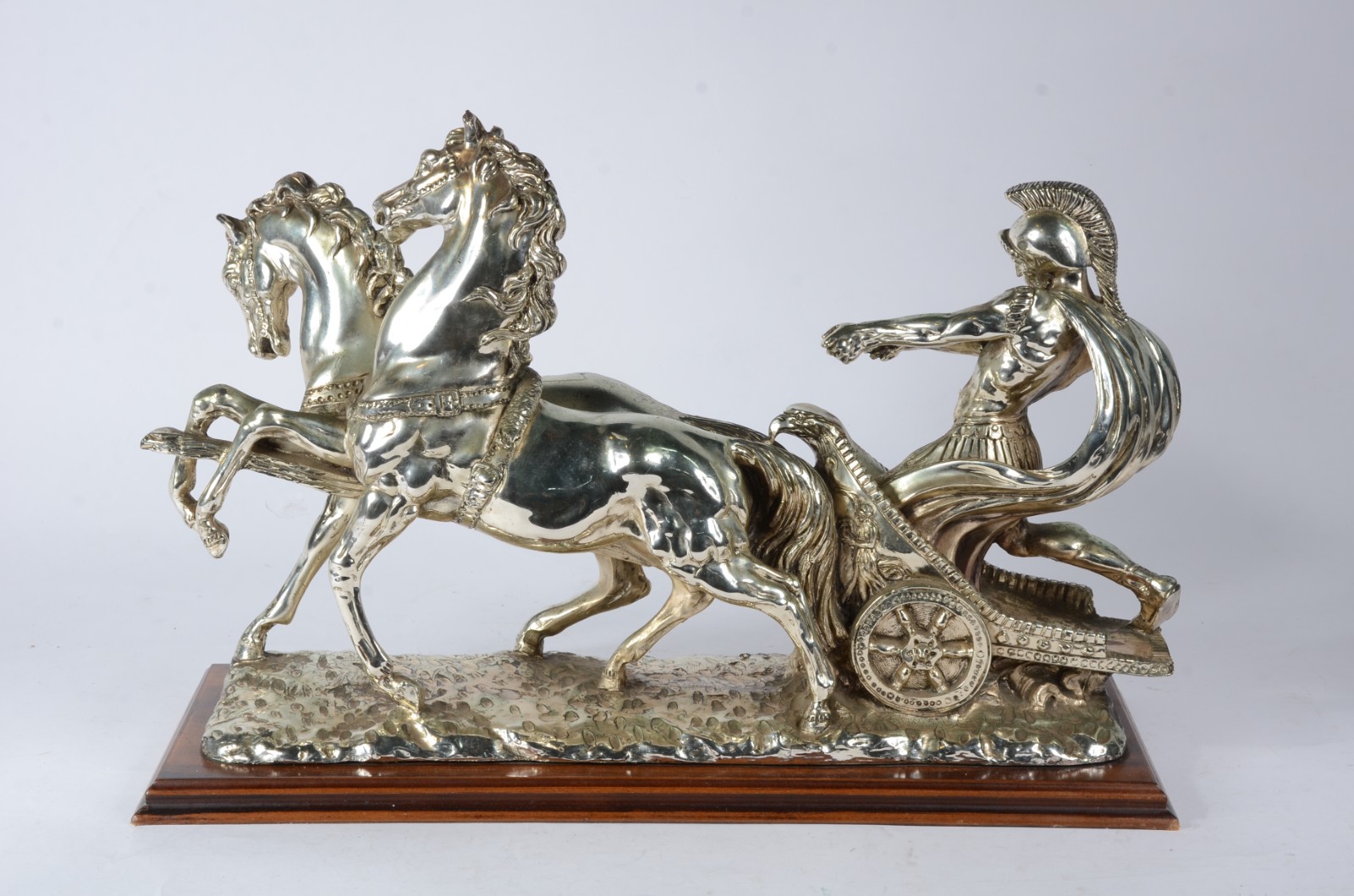 Escultura em resina "Corrida de Biga" com revestimento prateado... - foto 7 de 8
