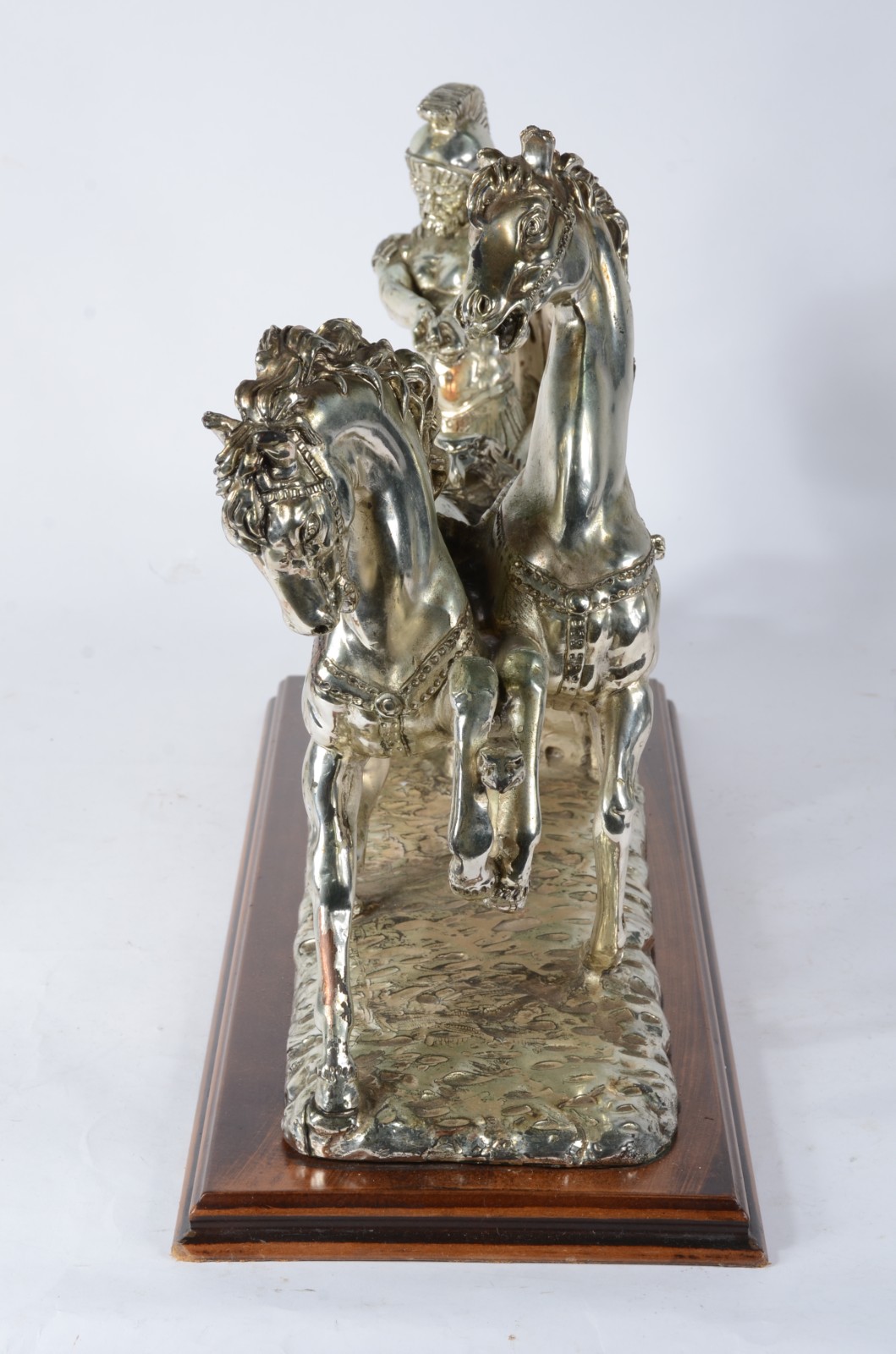 Escultura em resina "Corrida de Biga" com revestimento prateado... - foto 8 de 8