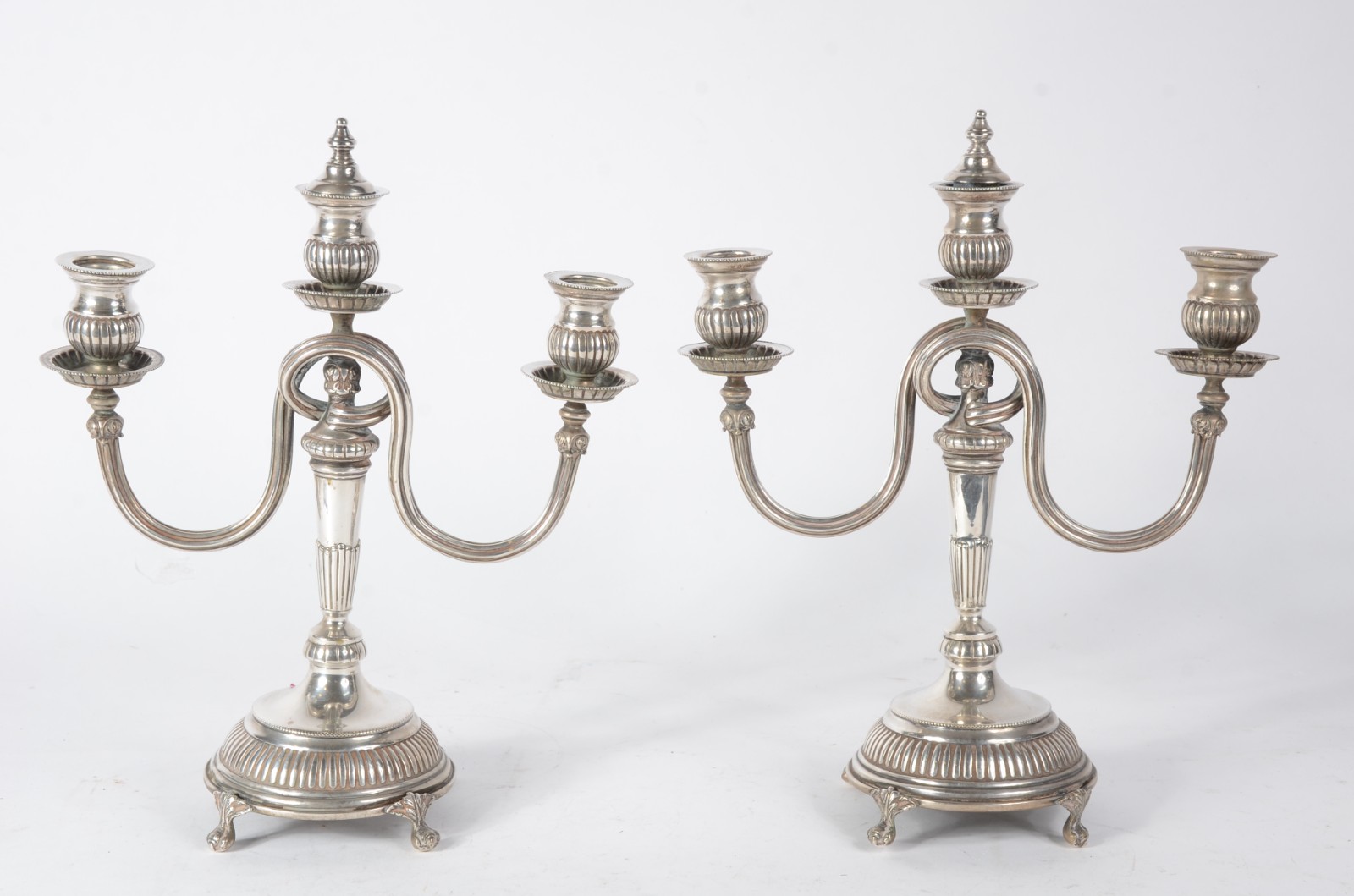 Par de candelabros para 3 velas cada de prata portuguesa contrastada... - foto 1 de 9