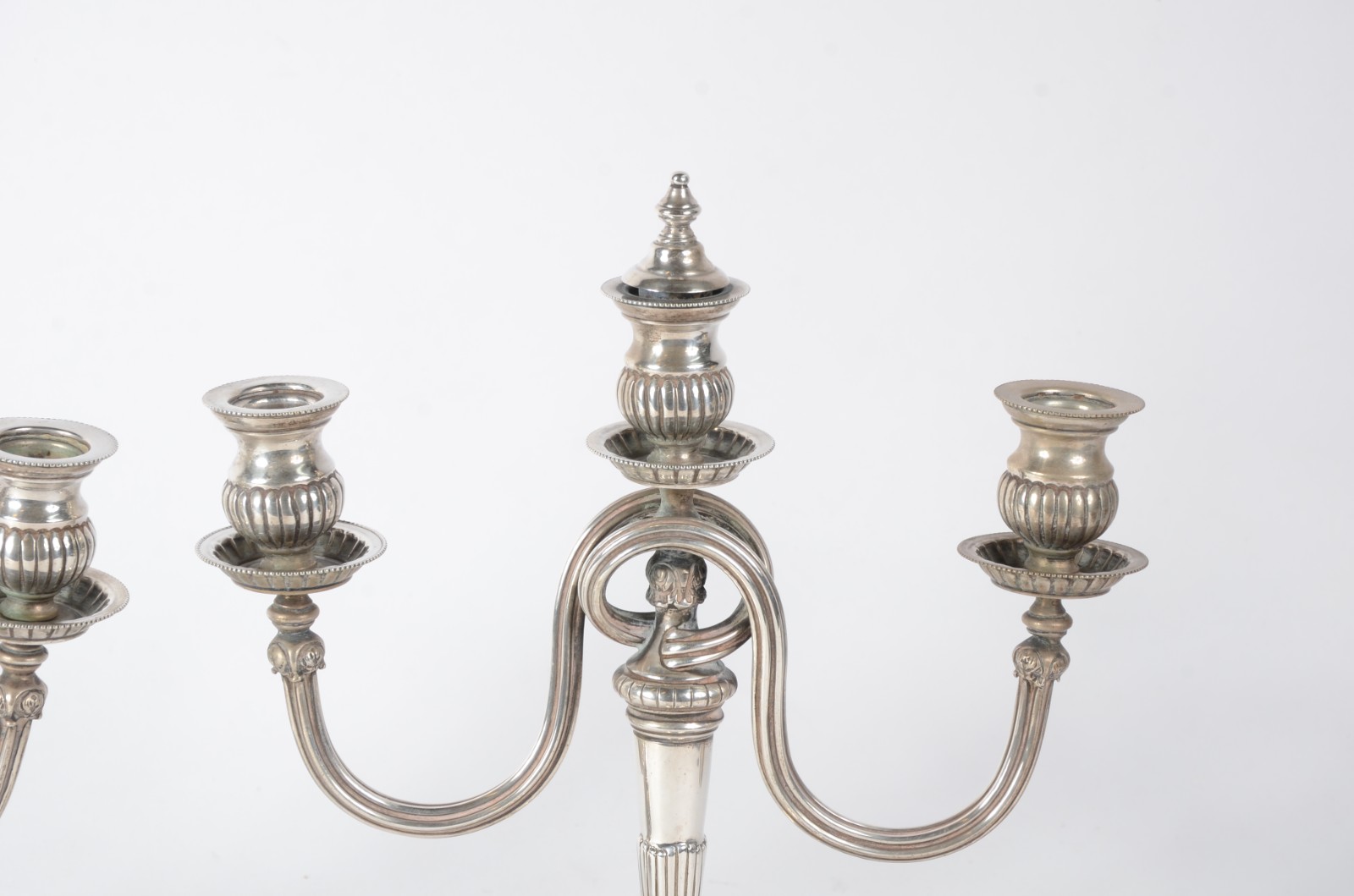Par de candelabros para 3 velas cada de prata portuguesa contrastada... - foto 2 de 9