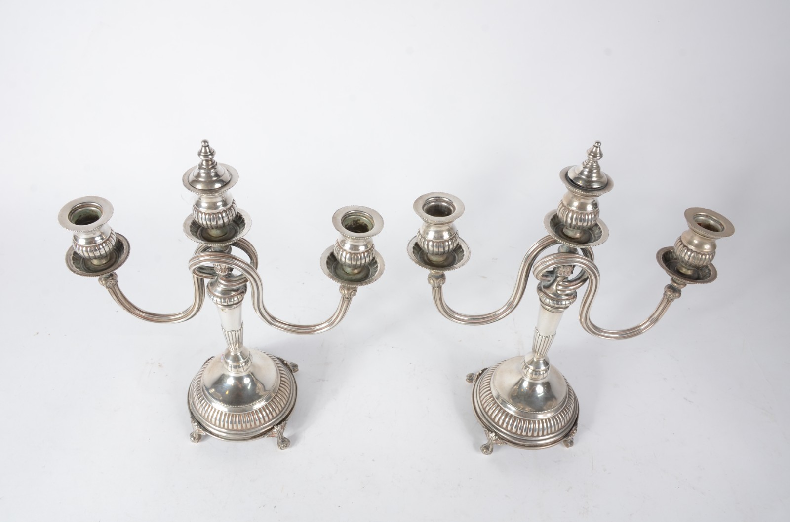 Par de candelabros para 3 velas cada de prata portuguesa contrastada... - foto 4 de 9