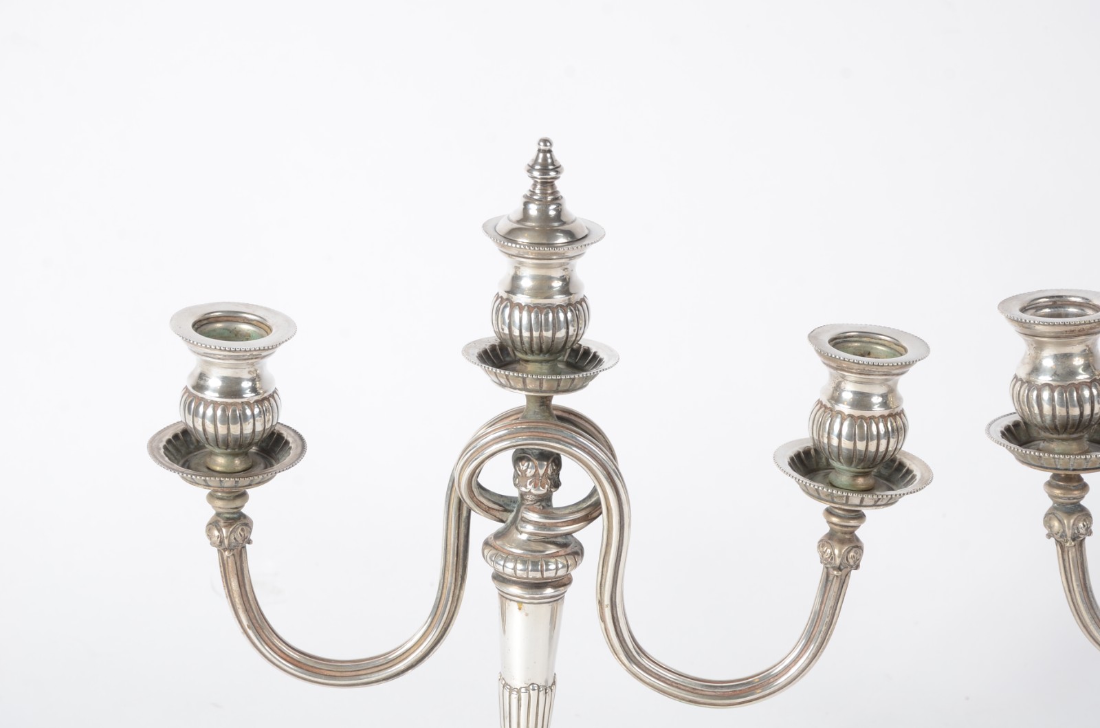 Par de candelabros para 3 velas cada de prata portuguesa contrastada... - foto 8 de 9