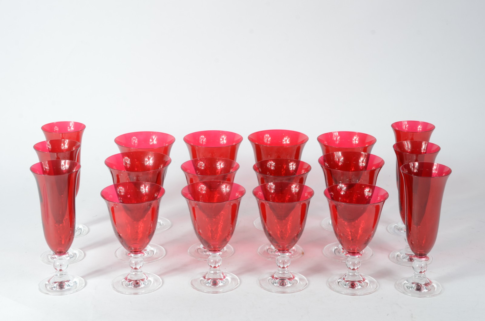 Serviço de taças de vidro vermelho, sendo 6 flutes para champagne, 6... - foto 1 de 4