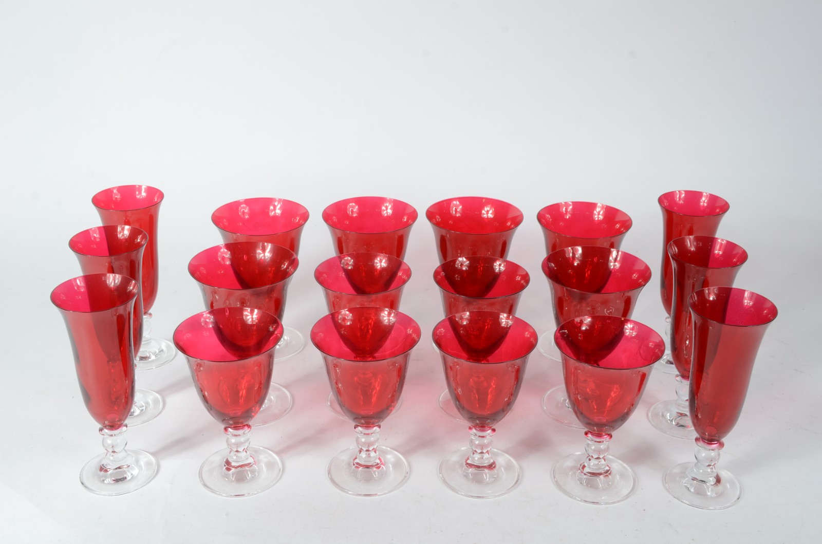 Serviço de taças de vidro vermelho, sendo 6 flutes para champagne, 6... - foto 2 de 4