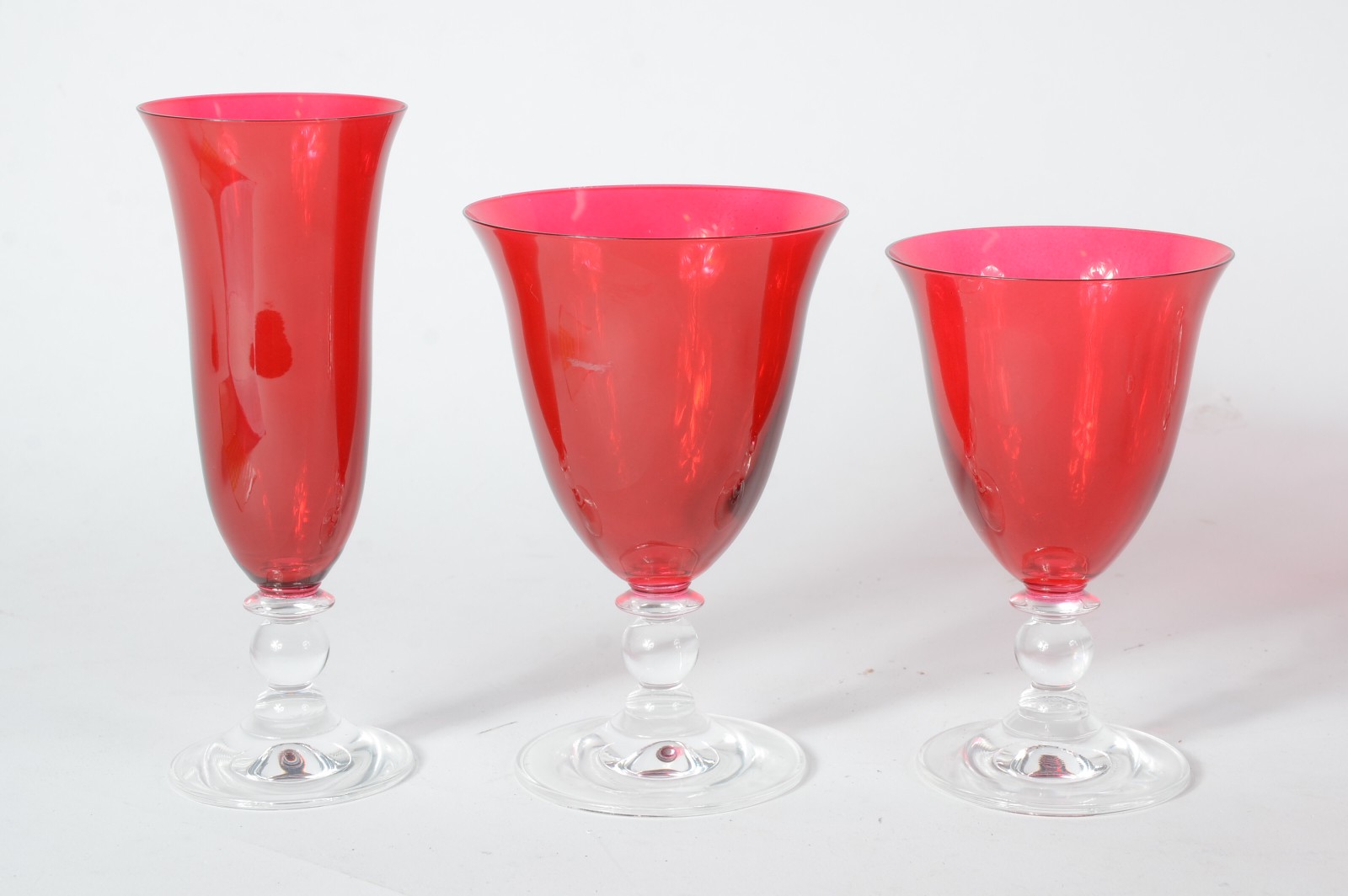 Serviço de taças de vidro vermelho, sendo 6 flutes para champagne, 6... - foto 3 de 4