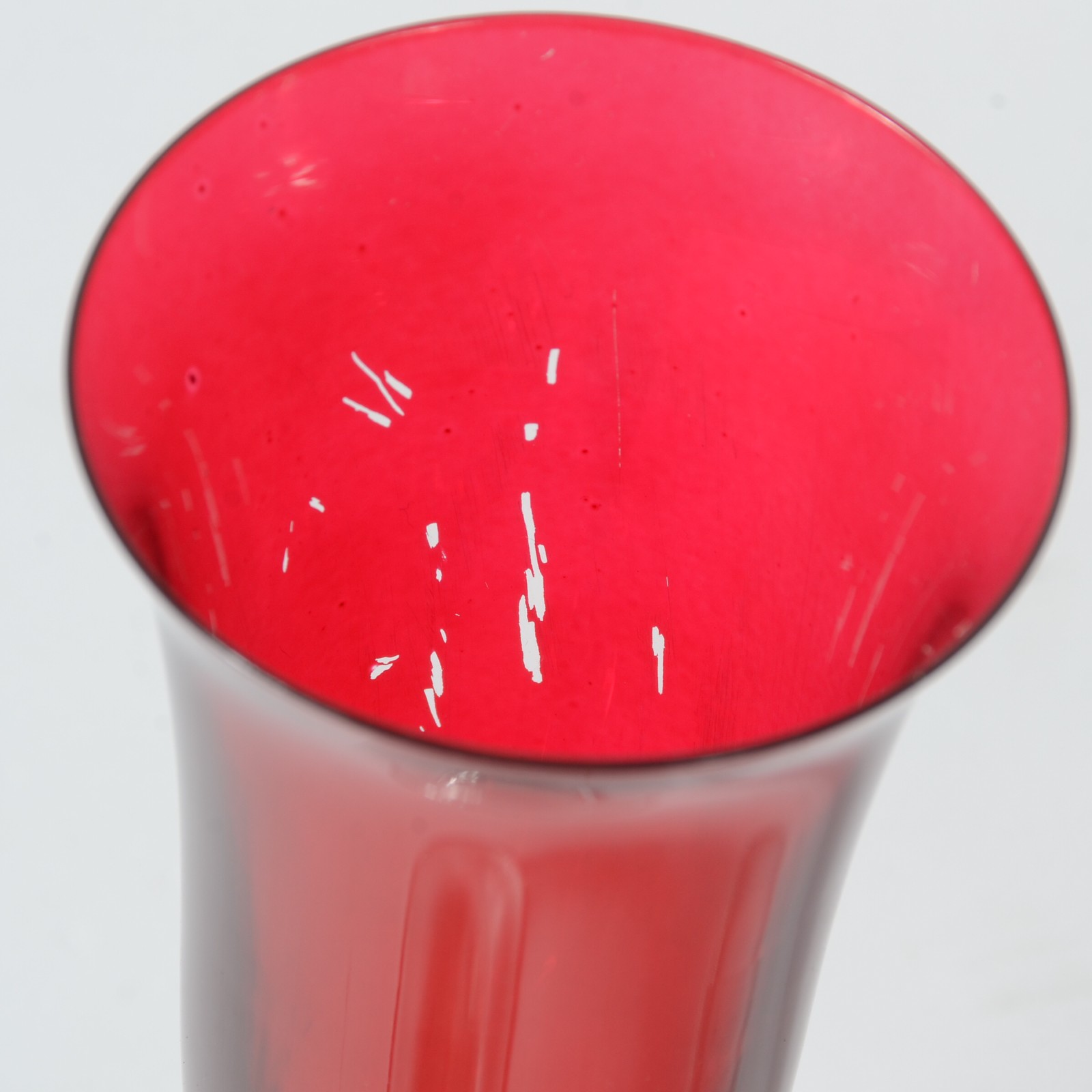 Serviço de taças de vidro vermelho, sendo 6 flutes para champagne, 6... - foto 4 de 4