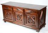 Buffet de jacarandá com 3 gavetas e 3 portas  a... - Buffet de jacarandá com 3 gavetas e 3 portas  almofadadas com prateleiras internas (desgastes)