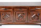 Buffet de jacarandá com 3 gavetas e 3 portas  a... - Buffet de jacarandá com 3 gavetas e 3 portas  almofadadas com prateleiras internas (desgastes)