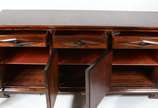 Buffet de jacarandá com 3 gavetas e 3 portas  a... - Buffet de jacarandá com 3 gavetas e 3 portas  almofadadas com prateleiras internas (desgastes)