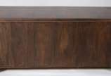Buffet de jacarandá com 3 gavetas e 3 portas  a... - Buffet de jacarandá com 3 gavetas e 3 portas  almofadadas com prateleiras internas (desgastes)
