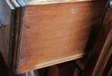 Buffet de jacarandá com 3 gavetas e 3 portas  a... - Buffet de jacarandá com 3 gavetas e 3 portas  almofadadas com prateleiras internas (desgastes)