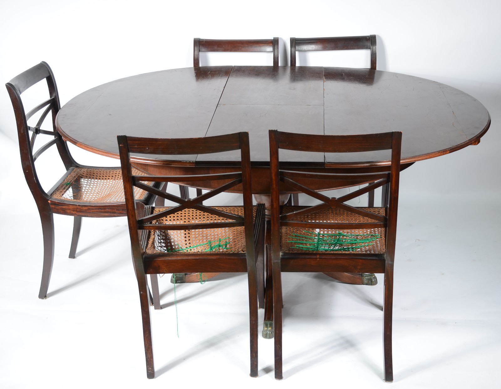 Mesa de jantar de madeira nobre, feitio redondo com tábua extensora... - foto 1 de 11