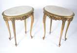 Par de mesinhas laterais de madeira nobre, esti... - Par de mesinhas laterais de madeira nobre, estilo francês, patinadas em dourado com tampos de mármore, saias com entalhes florais e pernas ligei...