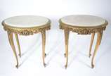 Par de mesinhas laterais de madeira nobre, esti... - Par de mesinhas laterais de madeira nobre, estilo francês, patinadas em dourado com tampos de mármore, saias com entalhes florais e pernas ligei...