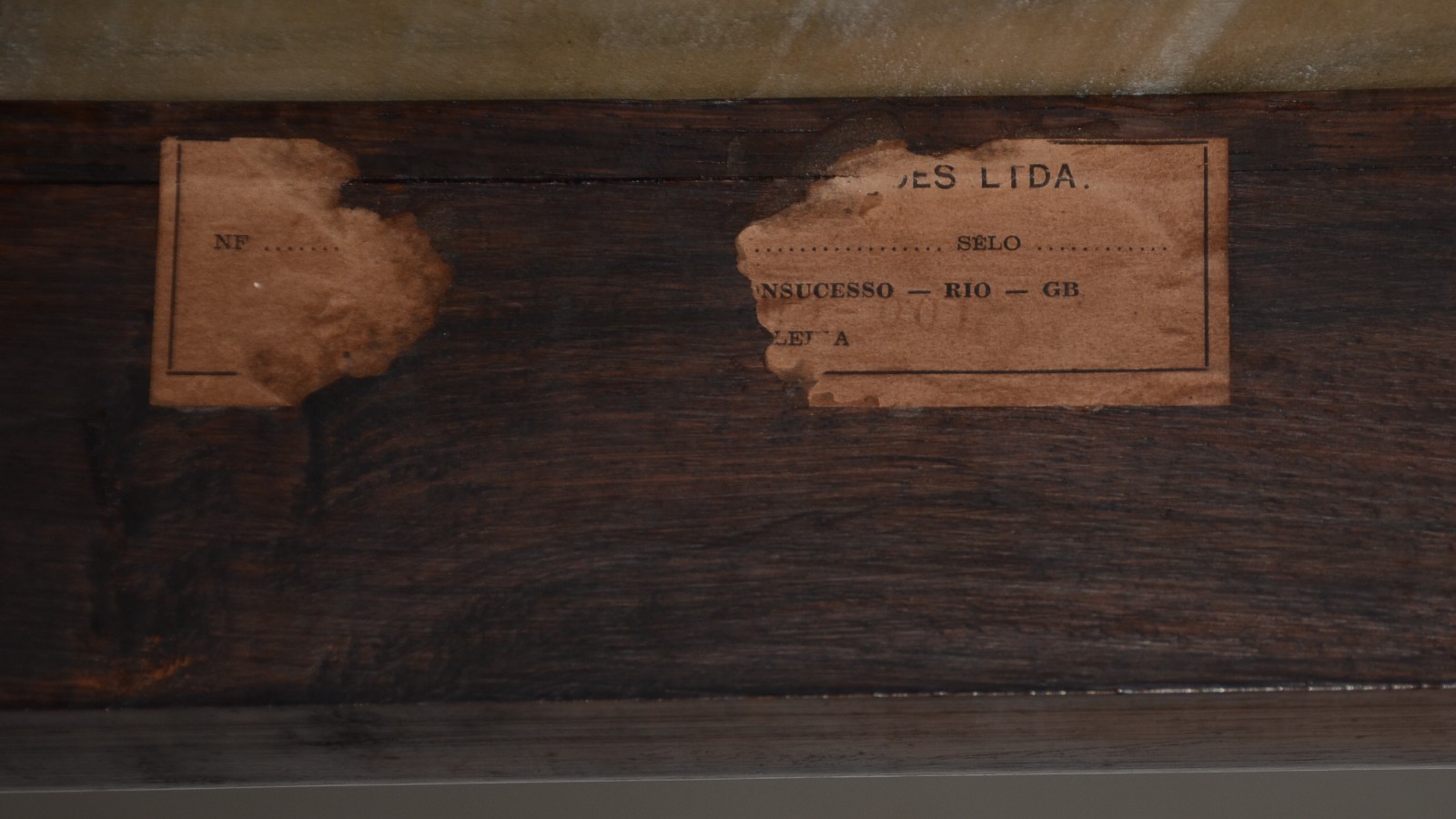 Aparador de madeira nobre com tampo de mármore, saia entalhada com... - foto 7 de 7