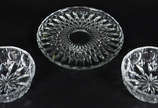 Dois bowls ( 17 cm de diâmetro) e prato de bolo... - Dois bowls ( 17 cm de diâmetro) e prato de bolo de cristal