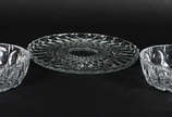 Dois bowls ( 17 cm de diâmetro) e prato de bolo... - Dois bowls ( 17 cm de diâmetro) e prato de bolo de cristal