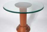 Mesa de jantar com base feitio coluna gomada de... - Mesa de jantar com base feitio coluna gomada de madeira e tampo de vidro bisotado, acompanham 6 cadeiras com assentos estofados e encostos com t...