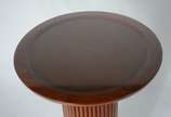 Mesa de jantar com base feitio coluna gomada de... - Mesa de jantar com base feitio coluna gomada de madeira e tampo de vidro bisotado, acompanham 6 cadeiras com assentos estofados e encostos com t...