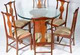 Mesa de jantar com base feitio coluna gomada de... - Mesa de jantar com base feitio coluna gomada de madeira e tampo de vidro bisotado, acompanham 6 cadeiras com assentos estofados e encostos com t...