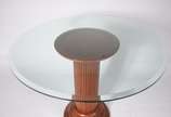Mesa de jantar com base feitio coluna gomada de... - Mesa de jantar com base feitio coluna gomada de madeira e tampo de vidro bisotado, acompanham 6 cadeiras com assentos estofados e encostos com t...