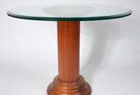 Mesa de jantar com base feitio coluna gomada de... - Mesa de jantar com base feitio coluna gomada de madeira e tampo de vidro bisotado, acompanham 6 cadeiras com assentos estofados e encostos com t...