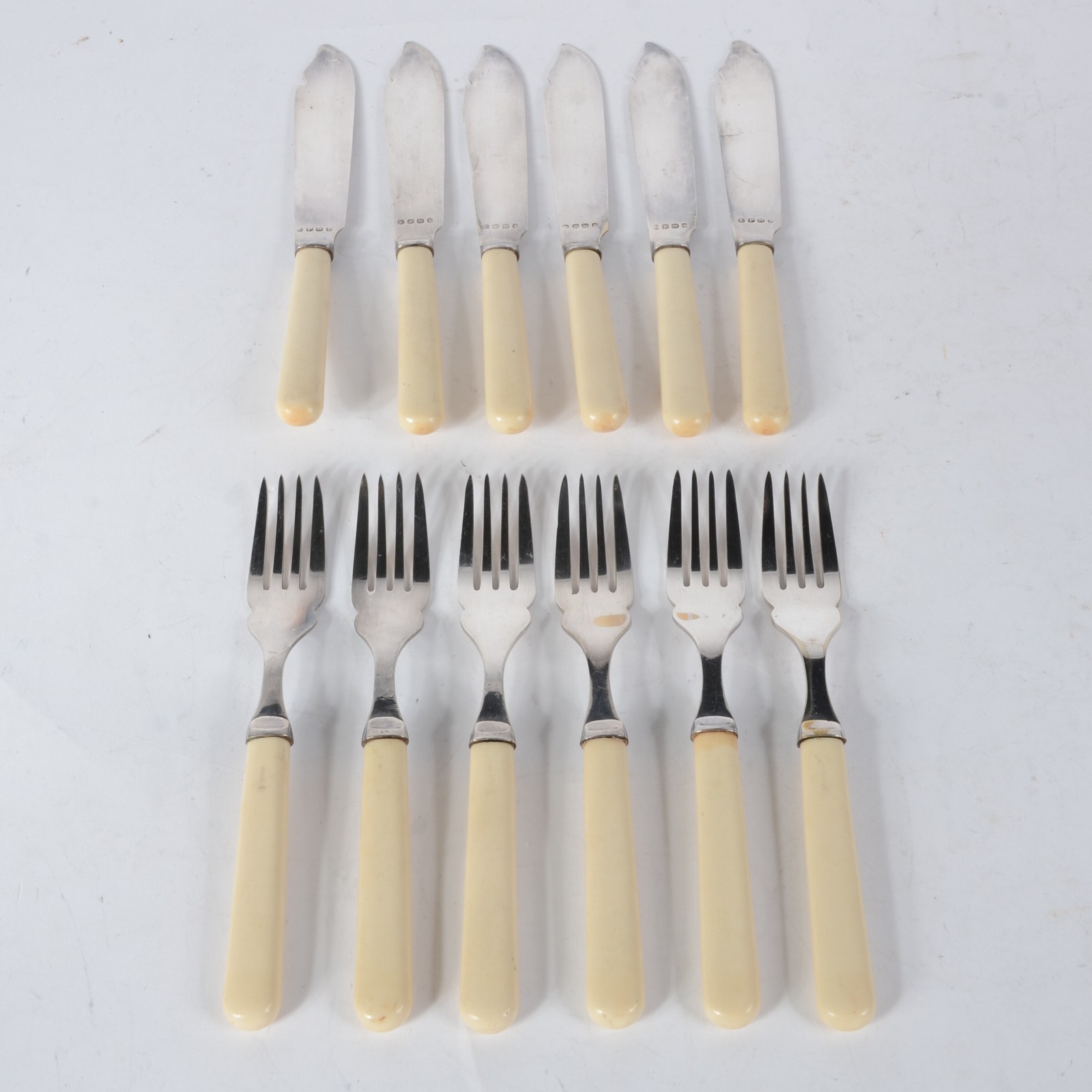 Conjunto com 12 talheres para peixe de metal inglês com cabos na cor... - foto 2 de 7