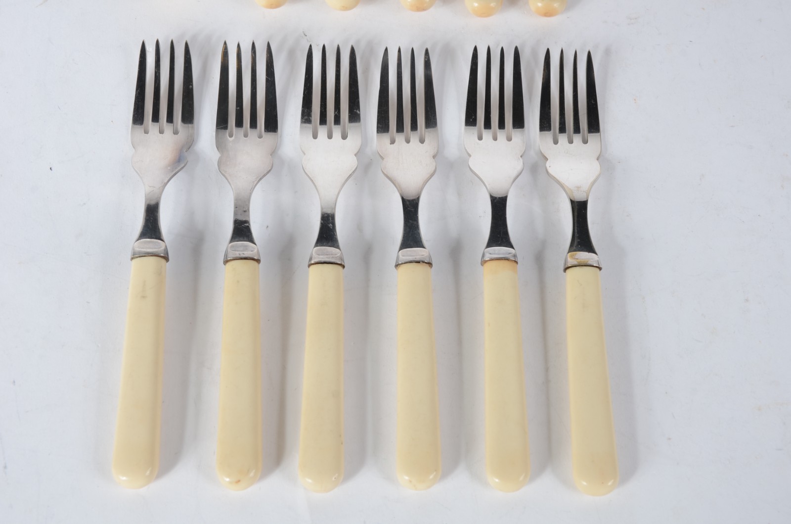 Conjunto com 12 talheres para peixe de metal inglês com cabos na cor... - foto 3 de 7