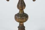 Abatjour de metal dourado com cúpula de vidro v... - Abatjour de metal dourado com cúpula de vidro vermelho lapidado (desgastes)